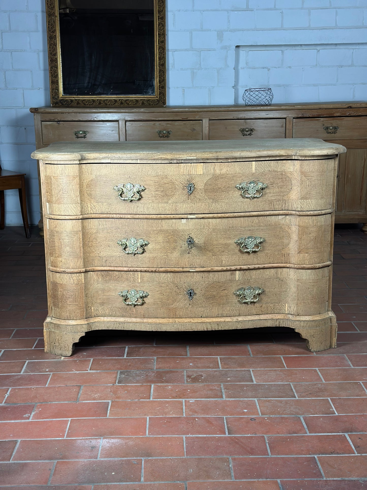 Original Barock-Kommode aus Eiche, ca. 1760, aus Hessen. Restauriert, unbehandelte Oberfläche – ideal für Antikliebhaber und Individualisten.