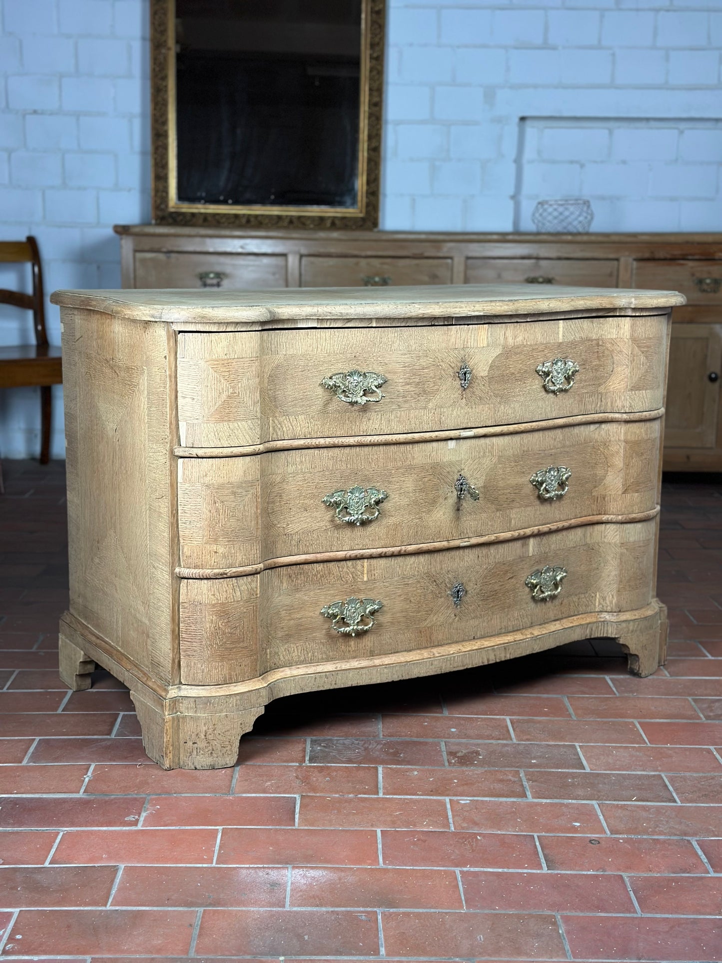 Original Barock-Kommode aus Eiche, ca. 1760, aus Hessen. Restauriert, unbehandelte Oberfläche – ideal für Antikliebhaber und Individualisten.